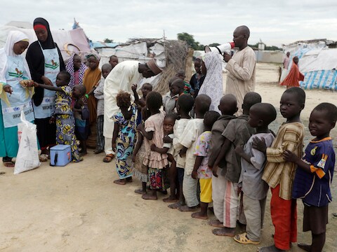Hulpverleners geven poliovaccins aan kinderen in een kamp voor mensen die door Boko Haram ontheemd zijn geraakt.