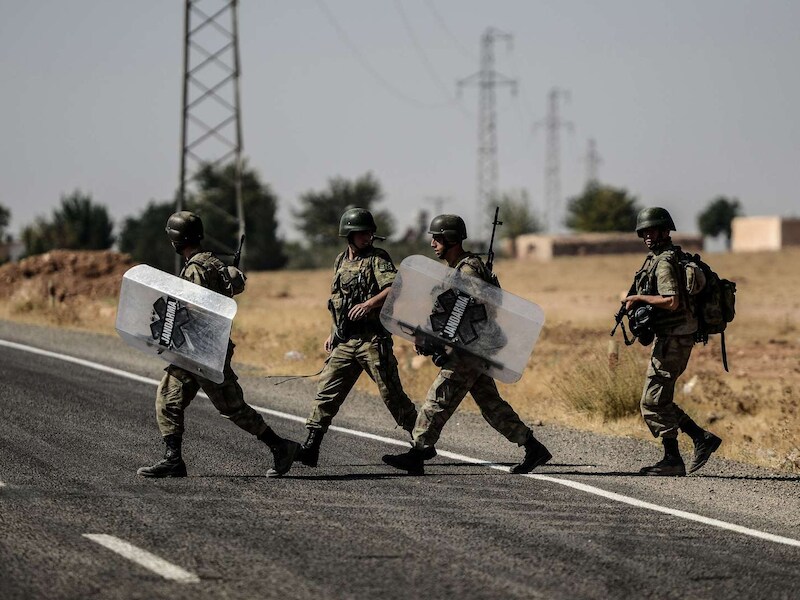 Turkse soldaten aan de Turks-Syrische grens.