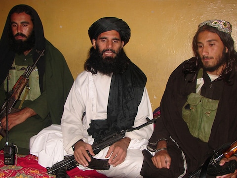 Drie leden van de Pakistaanse Taliban, met in het midden Asmatullah Shaheen Bitani.
