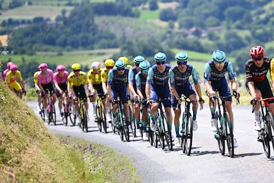 Wout van Aert omringd door ploegmaats in peloton, dat vlucht