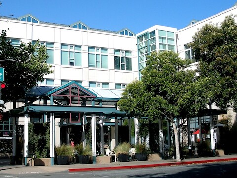 Facebook gaat voor haar werknemers zelf een appartementencomplex aanbouwen dichtbij het hoofdkwartier van het bedrijf in Menlo Park.