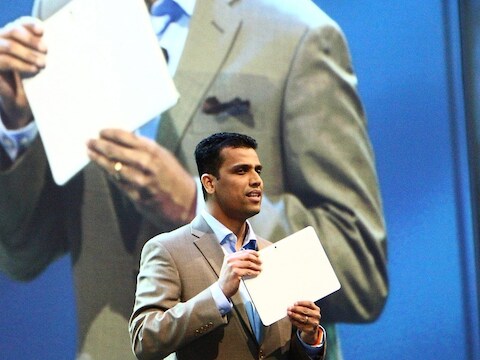 Samsung-topman Nanda Ramachandran presenteert een nieuwe tablet met een beeldscherm van 12,2 inch.