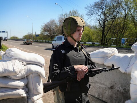 Oekraïense regeringstroepen bewaken een controlepost nabij Donetsk in Oost-Oekraïne.