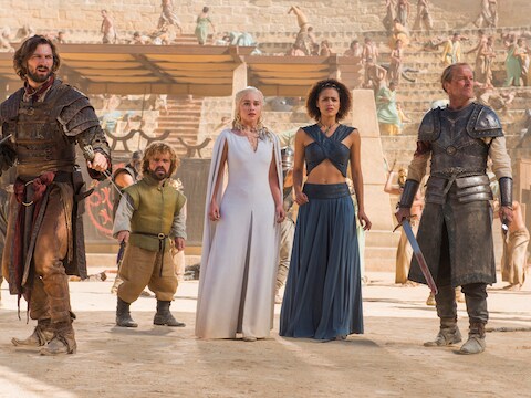 Peter Dinklage, Emilia Clarke, Nathalie Emmanuel en Iain Glen in een scène uit seizoen 5.