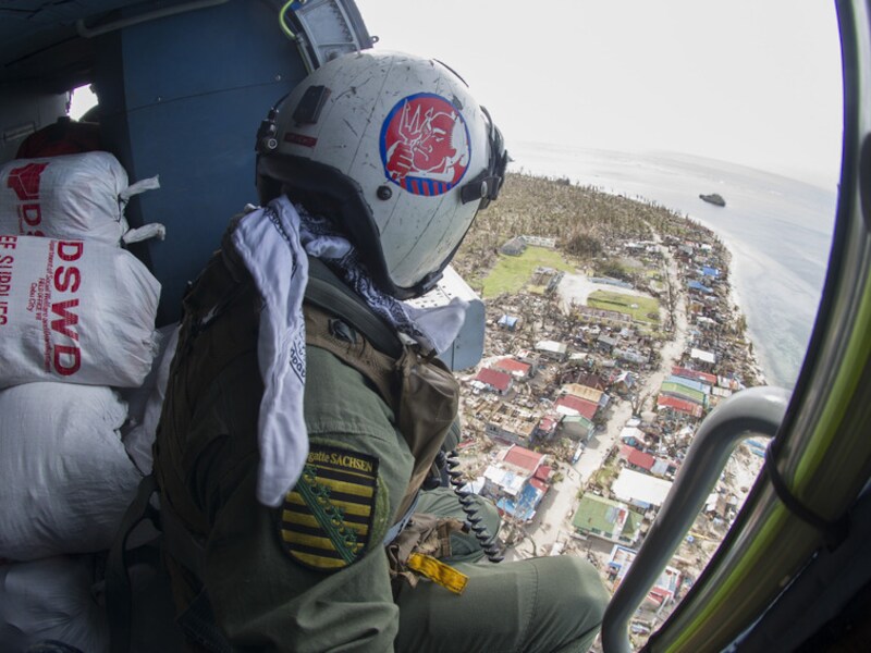 Een Amerikaanse marinehelikopter werpt voedsel af boven de Filipijnen.