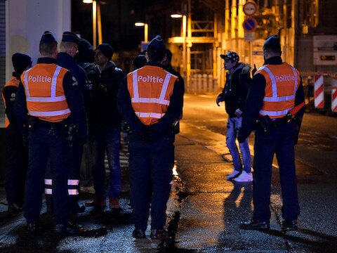 De politie contoleert vluchtelingen aan de grens in Adinkerke (De Panne).
