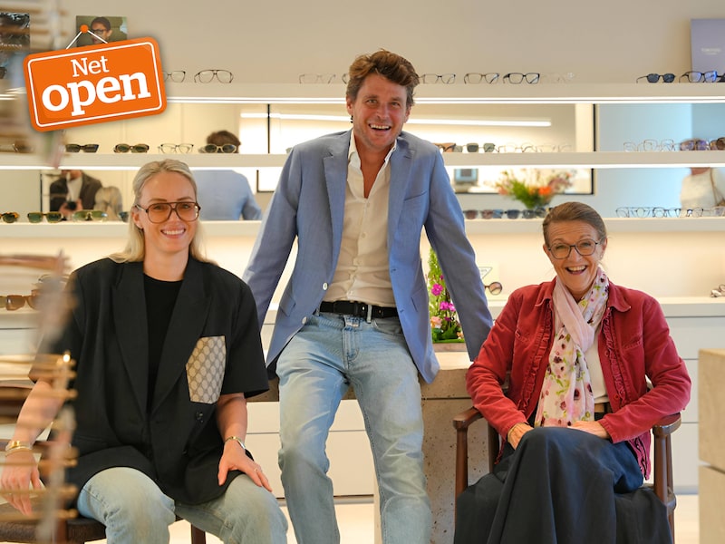 (l.) Vanessa Vercammen (45), (m.) zaakvoerder Mike Vandeputte (44) en (l.) ateliermedewerker Ilse (62) in de nieuwe Avenue Optics aan de Mechelsesteenweg in Edegem.