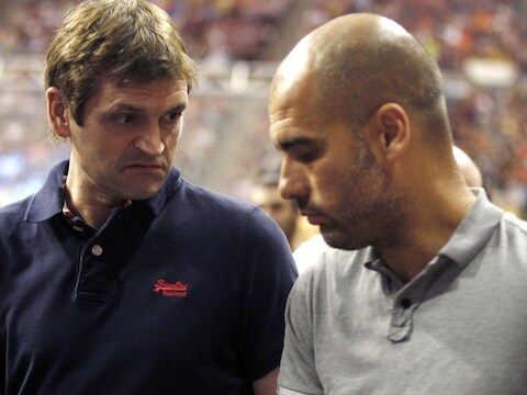 Pep Guardiola (rechts) in gesprek met de nieuwe Barça-coach.