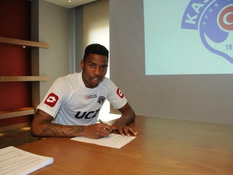 Donk ondertekent zijn contract bij Kasimpasa
