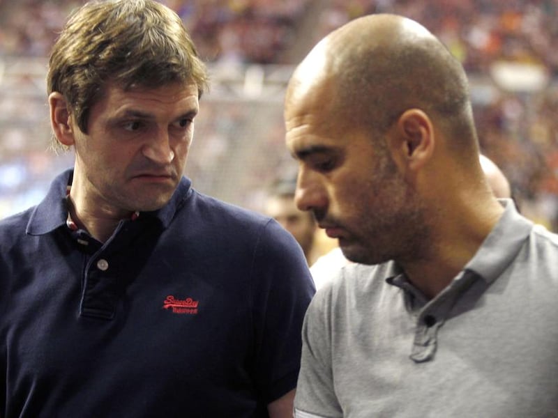 Pep Guardiola (rechts) in gesprek met de nieuwe Barça-coach.