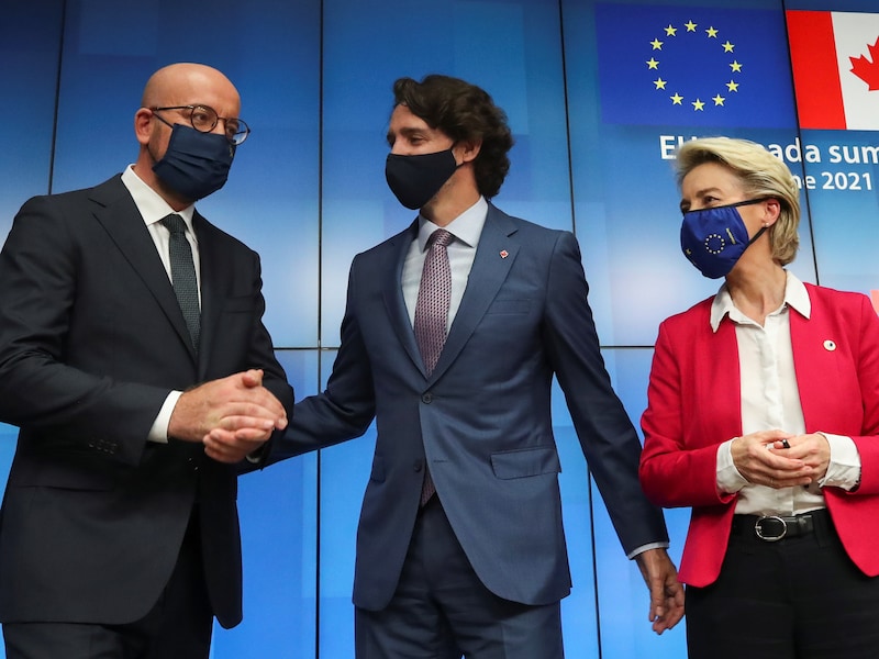 Voorzitter van de Europese Raad Charles Michel (links), Canadese premier Justin Trudeau (midden) en voorzitter van de Europese Commissie Ursula von der Leyen (rechts)