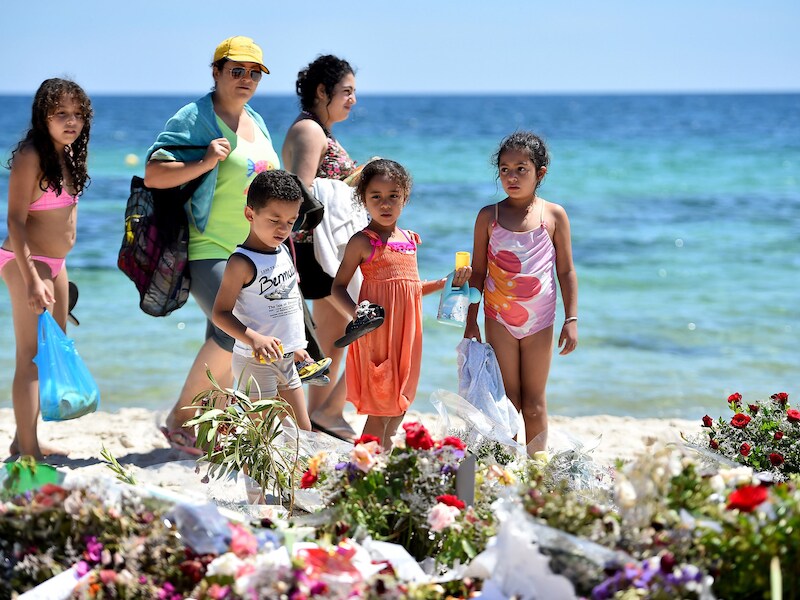 Op het strand in Sousse leggen heel wat mensen bloemen neer voor de slachtoffers.