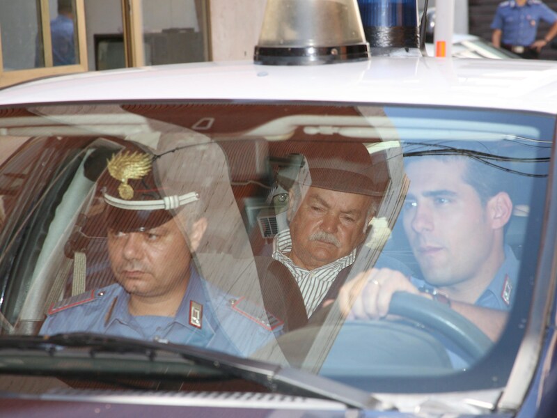 De opgepakte personen werden gezocht voor drugshandel, illegale wapendracht of wapenbezit, afpersing en heling (archiefbeeld).