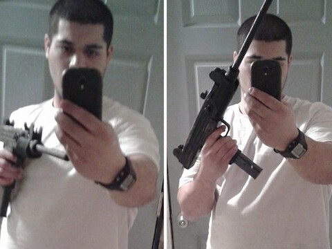 Jules Bahler poseert met het geweer dat hij gebruikte bij de overval