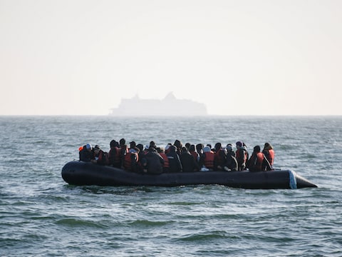 Franse autoriteiten voeren reddingsoperatie uit voor vluchtelingenboot op weg naar Verenigd Koninkrijk