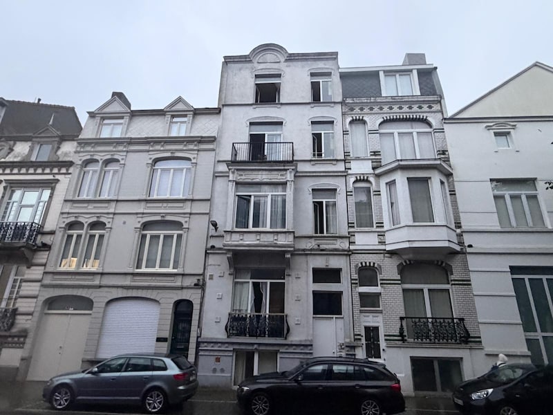 De ramen staan nog open voor ventilatie in het appartementsgebouw waarin het gebrand heeft.