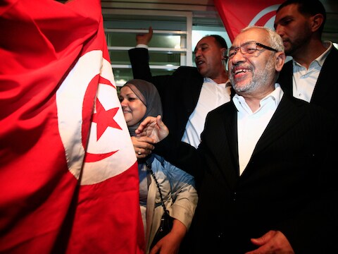 Rachid Ghannouchi van Ennahda is blij met de overwinning.