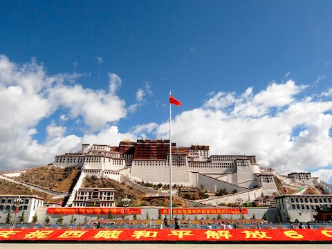 Het Potala paleis in Lhasa, de hoofdstad van Tibet. De huidige dalai lama leefde er tot de Opstand in Tibet van 1959, negen jaar na de Chinese invasie.