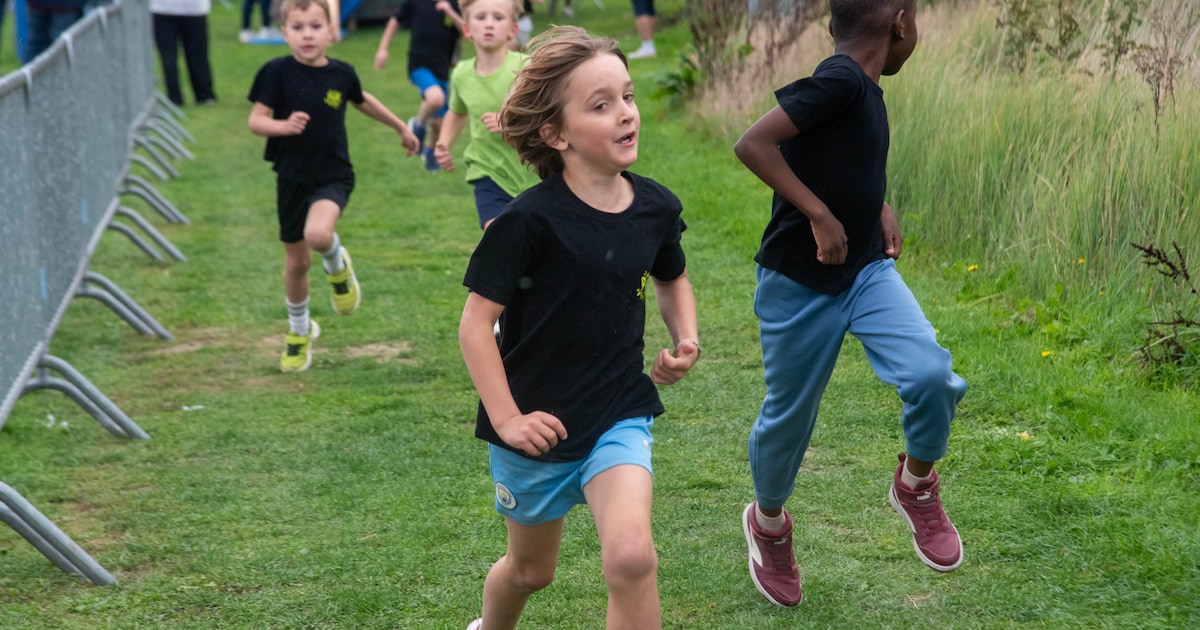 Van lager tot middelbaar: honderden leerlingen lopen mee tijdens veldloop in Fort 5