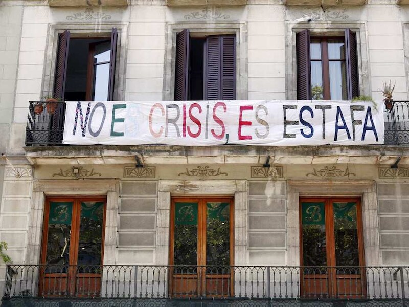 "Geen crisis maar fraude" staat te lezen op een spandoek in het centrum van Barcelona.