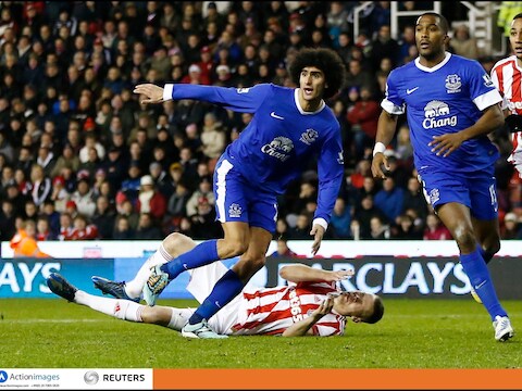 Fellaini heeft Shawcross nog maar eens geveld.