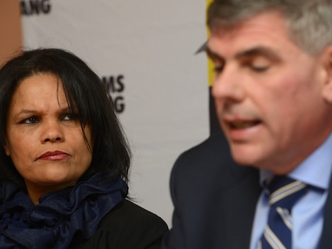 Oxana Rodriguez, hier op een persconferentie naast VB-kopstuk Filip Dewinter.