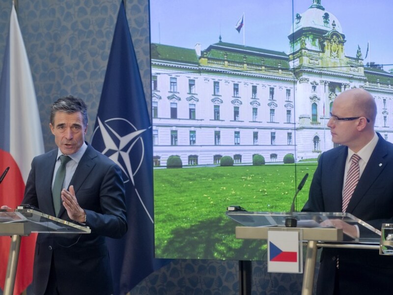 NAVO-secretaris-generaal Anders Fogh Rasmussen (l.).
