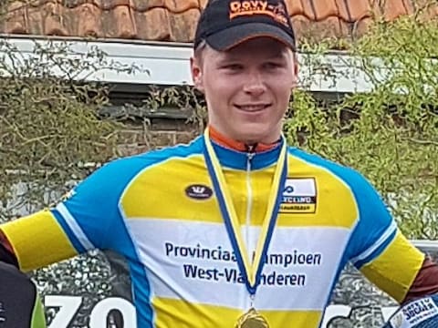 Wout Hemeryck, op dit archiefbeeld in z'n trui van West-Vlaams tijdritkampioen, veroverde in Handzame z'n eerste UCI-punt.