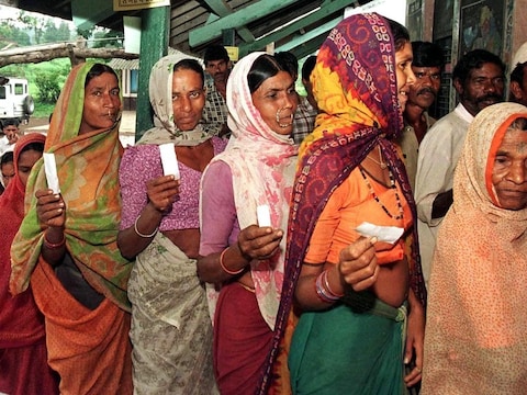 Indiase vrouwen staan in de rij in Kotba om hun stem uit te brengen tijdens de verkiezingen.