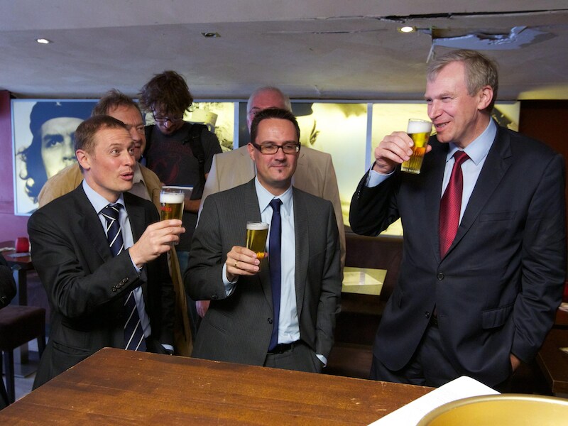 Danny Van Assche, afgevaardigd bestuurder van Horeca Vlaanderen, hier in het midden op de foto met Yves Leterme en UNIZO-gedelegeerd bestuurder Karel Van Eetvelt.