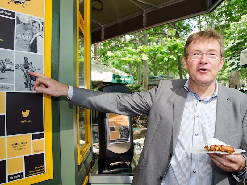 Minister van Financiën Johan Van Overtveldt geniet van een Wafel van de Belgische onderneming Wafels &amp; Dinges tijdens zijn ondernemersbezoek in New York.