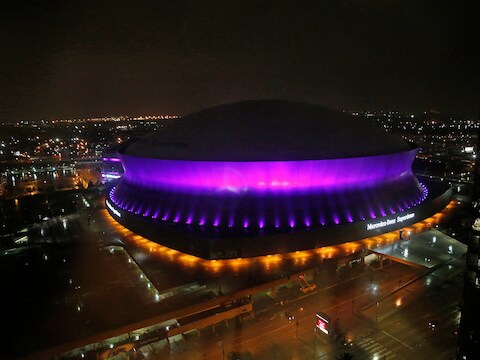 De Superdome in New Orleans werd voor de gelegenheid paars verlicht.