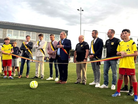 Het kunstgrasveld van Evergem-Center werd feestelijk geopend.