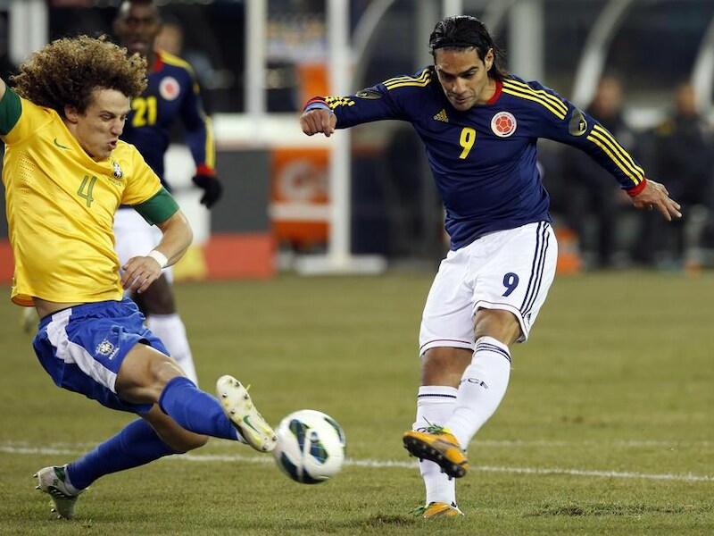 Falcao (R) met Colombia in actie tegen Brazilië en misschien zijn toekomstige ploegmaat David Luiz.