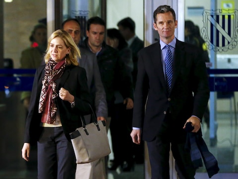 De Spaanse prinses Cristina en haar man Inaki Urdangarin verlaten de rechtbank in Palma de Mallorca.