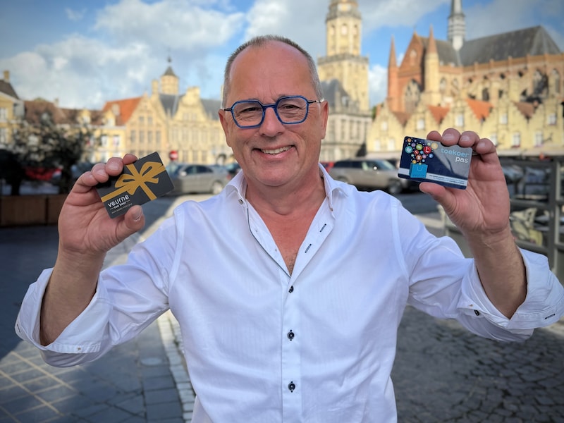 Voorzitter Mario Haelewyck met de Toekoerpas en Kadobon in de hand. 