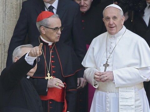 De Spaanse kardinaal Santos Abril en de kersverse paus Franciscus I.