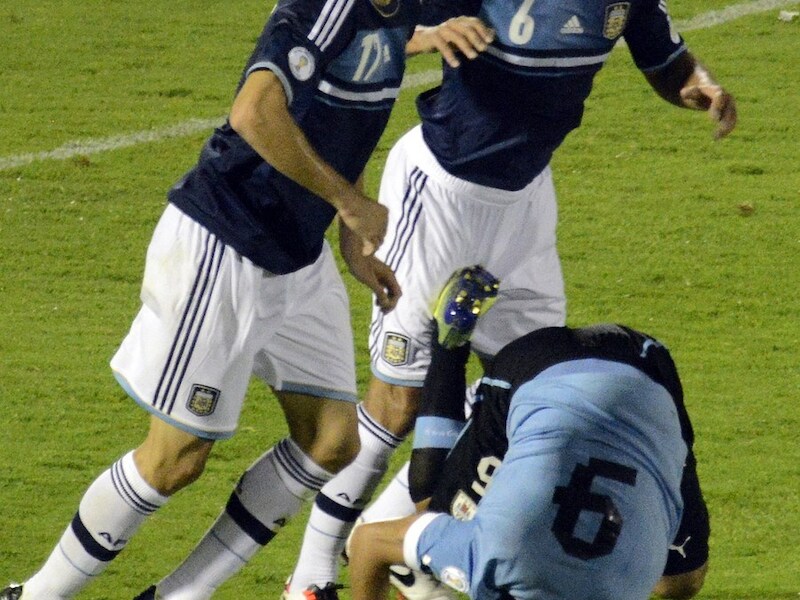 Federico Fernandez en Sebastian Dominguez (6) van Argentinië kijken verbaasd als er een penalty gegeven wordt.