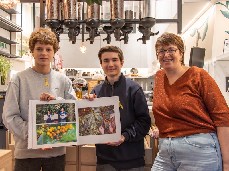 Adriaan en Jef ontdekten samen met schepen Corneillie (Groen) bij Onan Coffee & Tea hoe faire koffie geteeld en gebrouwen wordt.