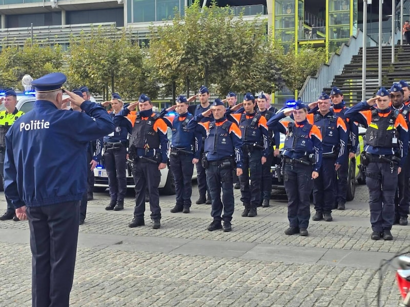 De Antwerpse politieagenten brengen een groet voor de doodgeschoten Brusselse inspecteur Nordine El Talbi.
