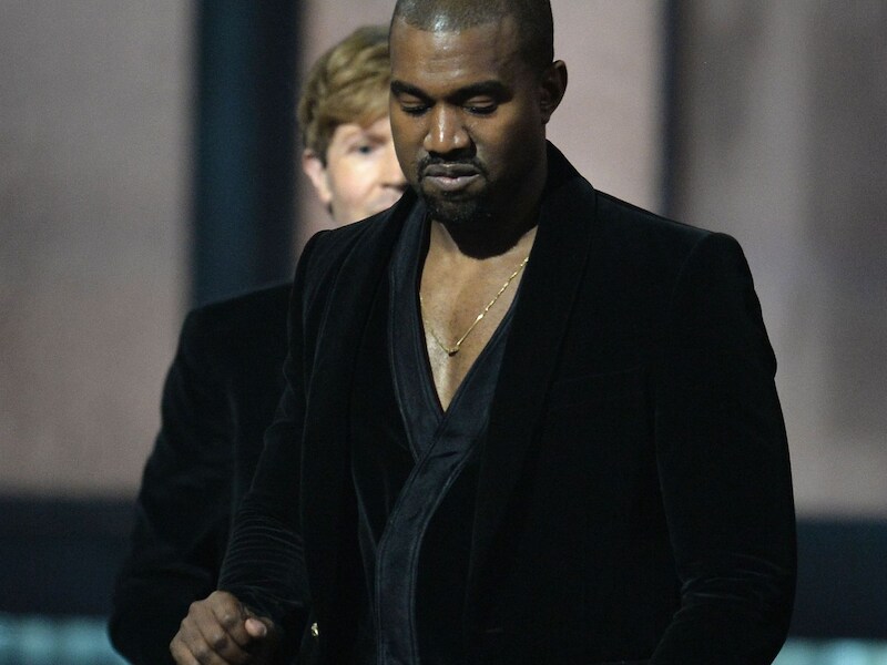 Kanye West kijkt zuur op het moment dat Beck de Grammy voor beste album wint.