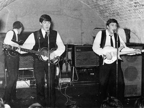 The Beatles op 22 augustus 1962 in The Cavern Club, waar de groep in de beginjaren van haar carrière bijna 300 keer zou optreden.