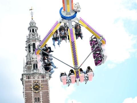 Op Leuven Kermis krijg je de toren van Universiteitsbib op een bijzondere manier onder ogen.