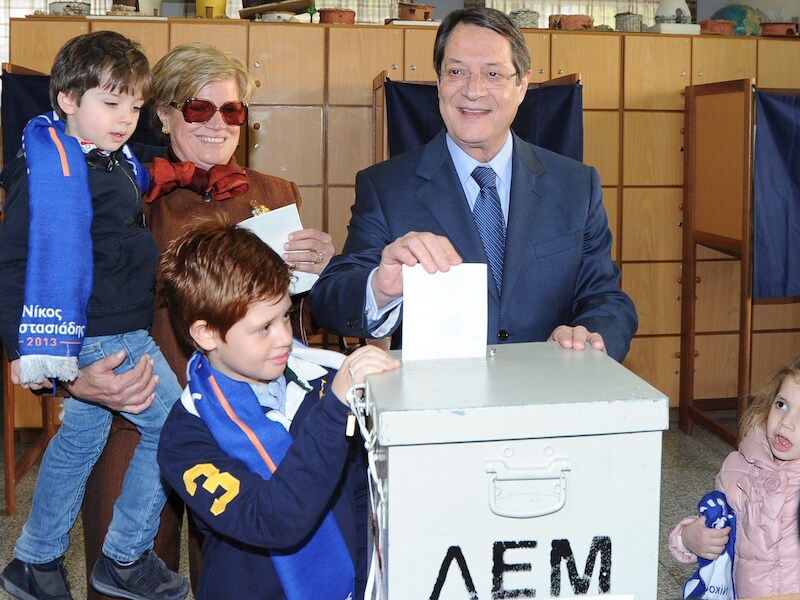 Nicos Anastasiades brengt zijn stem uit.
