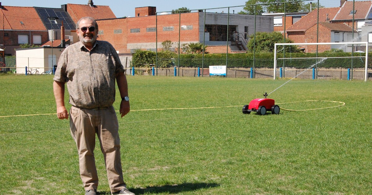 Veel kritiek op besproeien van voetbalveld KOFC Rupelmonde: “Tijdens ...