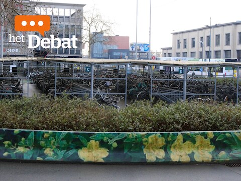 Archiefbeeld van de huidige fietsenstalling op het Stationsplein.