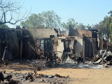 Verbrande huizen in Bama in Nigeria nadat leden van de Islamitische terreurbeweging de gebouwen in brand stak.