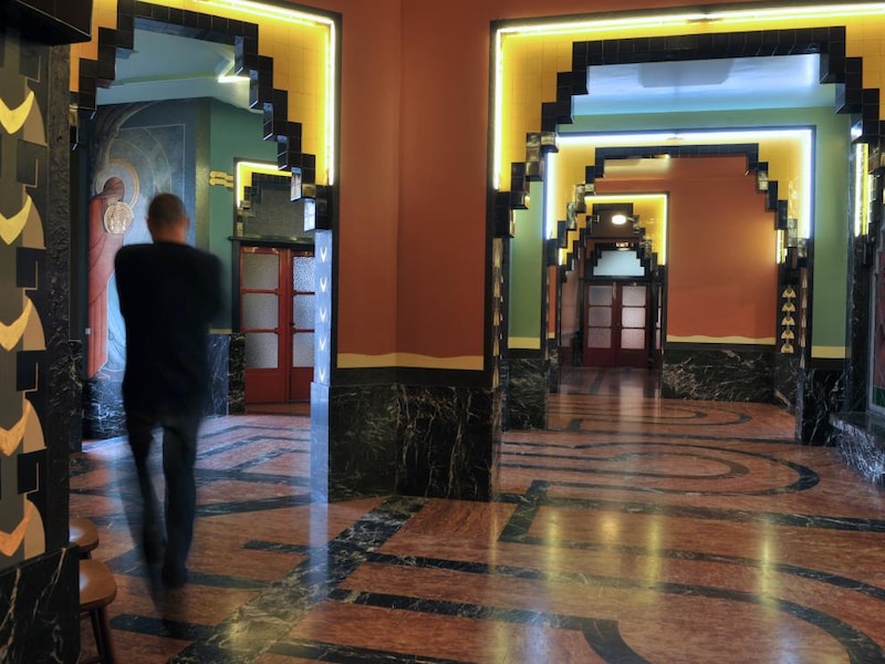Tijdens de Art Deco Avonden werden unieke art-decowoningen in de kijker gezet. Foto: de inkomhal van de Broederschool