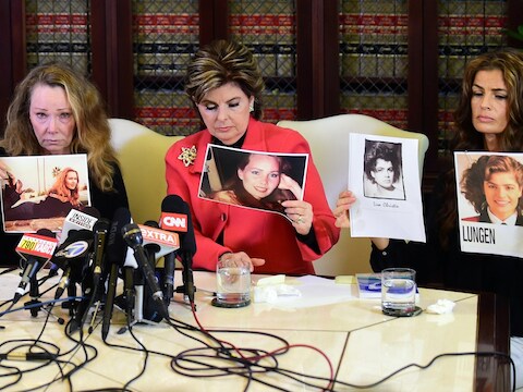 Slachtoffers Sharon Van Ert (links) en Lisa Christie (rechts) worden bijgestaan door advocate Gloria Allred.