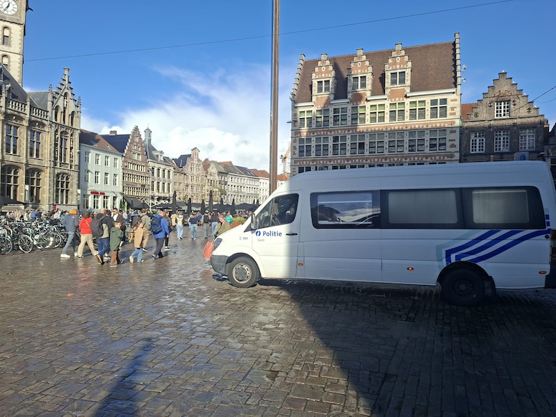 De politie staat klaar op Korenmarkt in Gent.